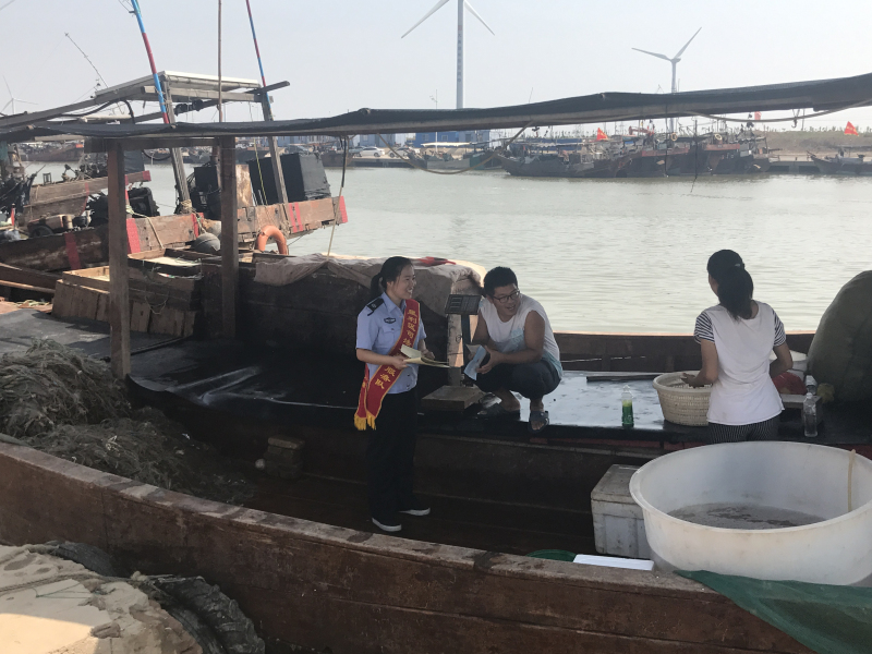 开渔节期间普法宣传周(上码头、入渔船)4.jpg