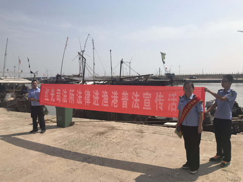 开渔节期间普法宣传周(上码头、入渔船)3.jpg